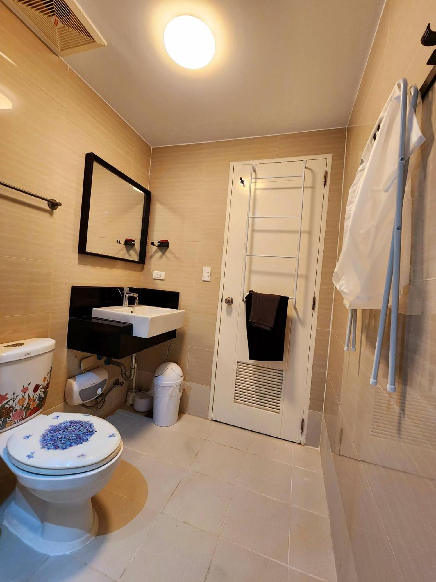 Spacious Cozy Suite At The Venice Mall With Free Parking And Washing Machine (Adults Only) Тагиг Экстерьер фото